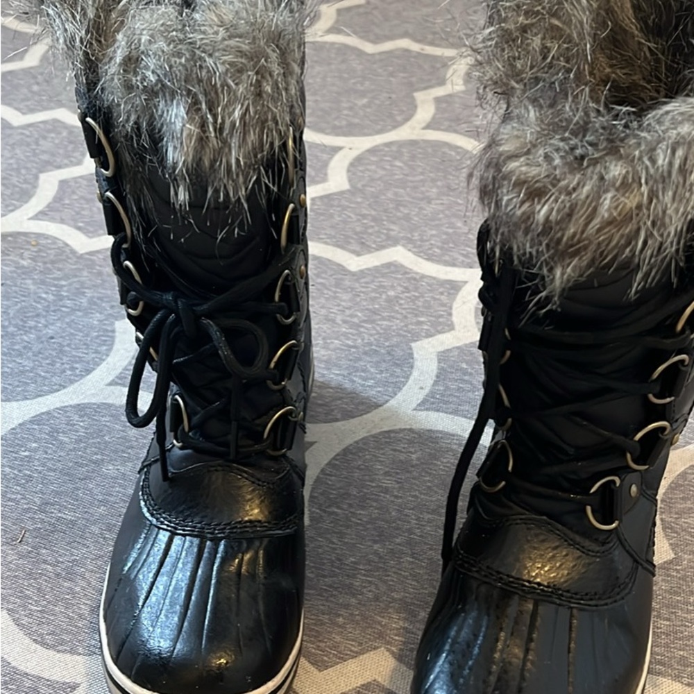Sorel Black Winter Boots with Gray Fur